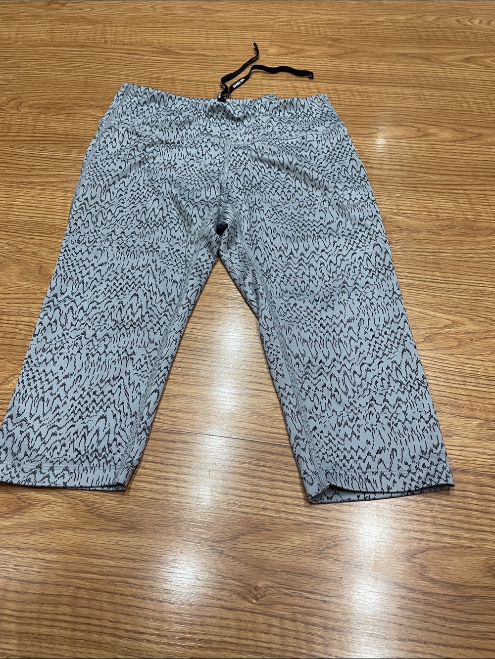 Women’s Black & White Patterned Active Capri Bottoms